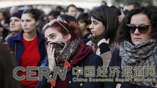 法国民众绝望围观(图源:法新社)