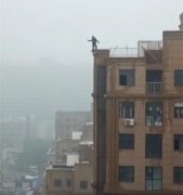 河南高中生18层楼顶不慎坠亡，网友质疑
