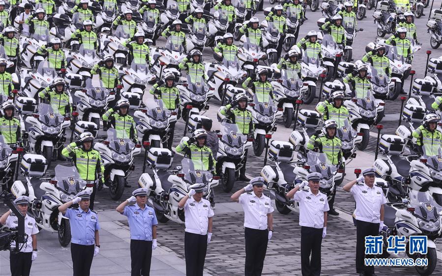 (社会)(3)首都交警铁骑队亮相