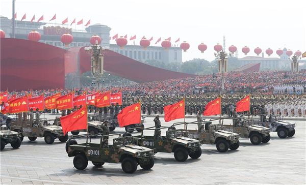 △10月1日上午，庆祝中华人民共和国成立70周年大会在北京天安门广场隆重举行。这是战旗方队接受检阅。
