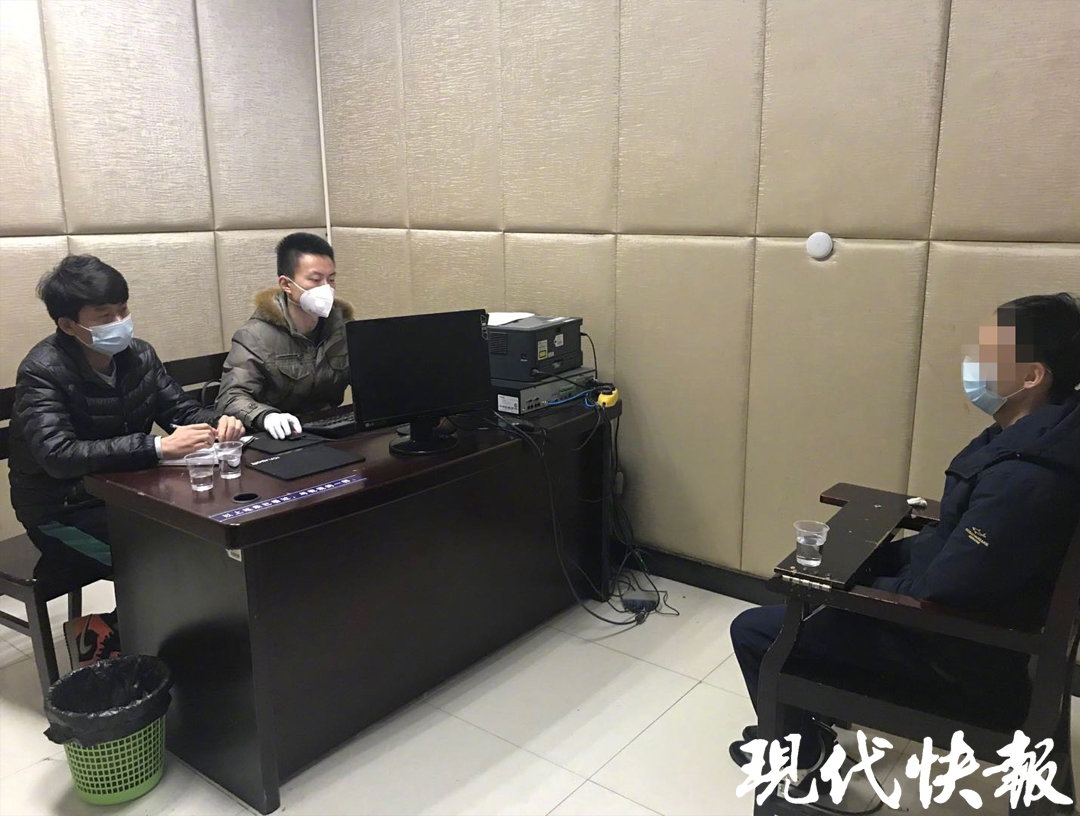 办案民警对嫌疑人进行审讯