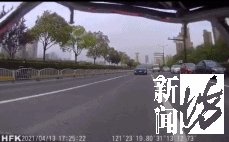 触目惊心！外卖小哥骑车被割喉 现场老人迅速离开
