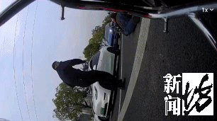 触目惊心！外卖小哥骑车被割喉 现场老人迅速离开
