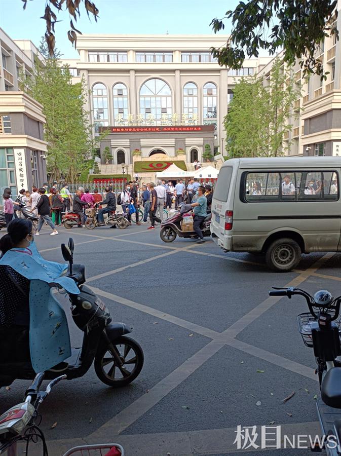 成都教育局通报49中高二学生在校坠亡情况，家属：不认同 