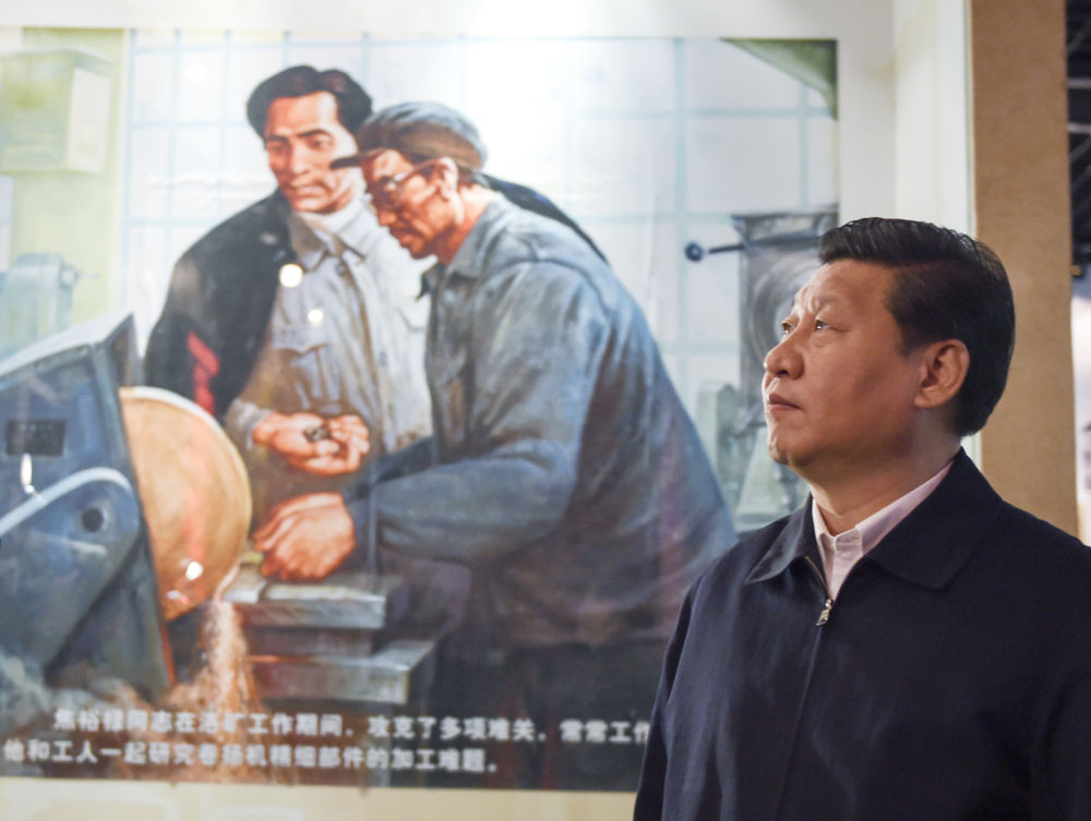 2014年3月17日，习近平在河南省兰考县调研指导党的群众路线教育实践活动时，参观焦裕禄同志纪念馆。新华社记者 李学仁 摄