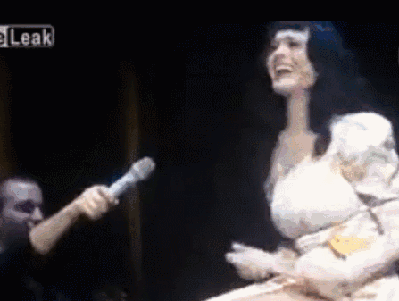 耳麦落地,话筒拿反,伴奏卡带…这些假唱全露